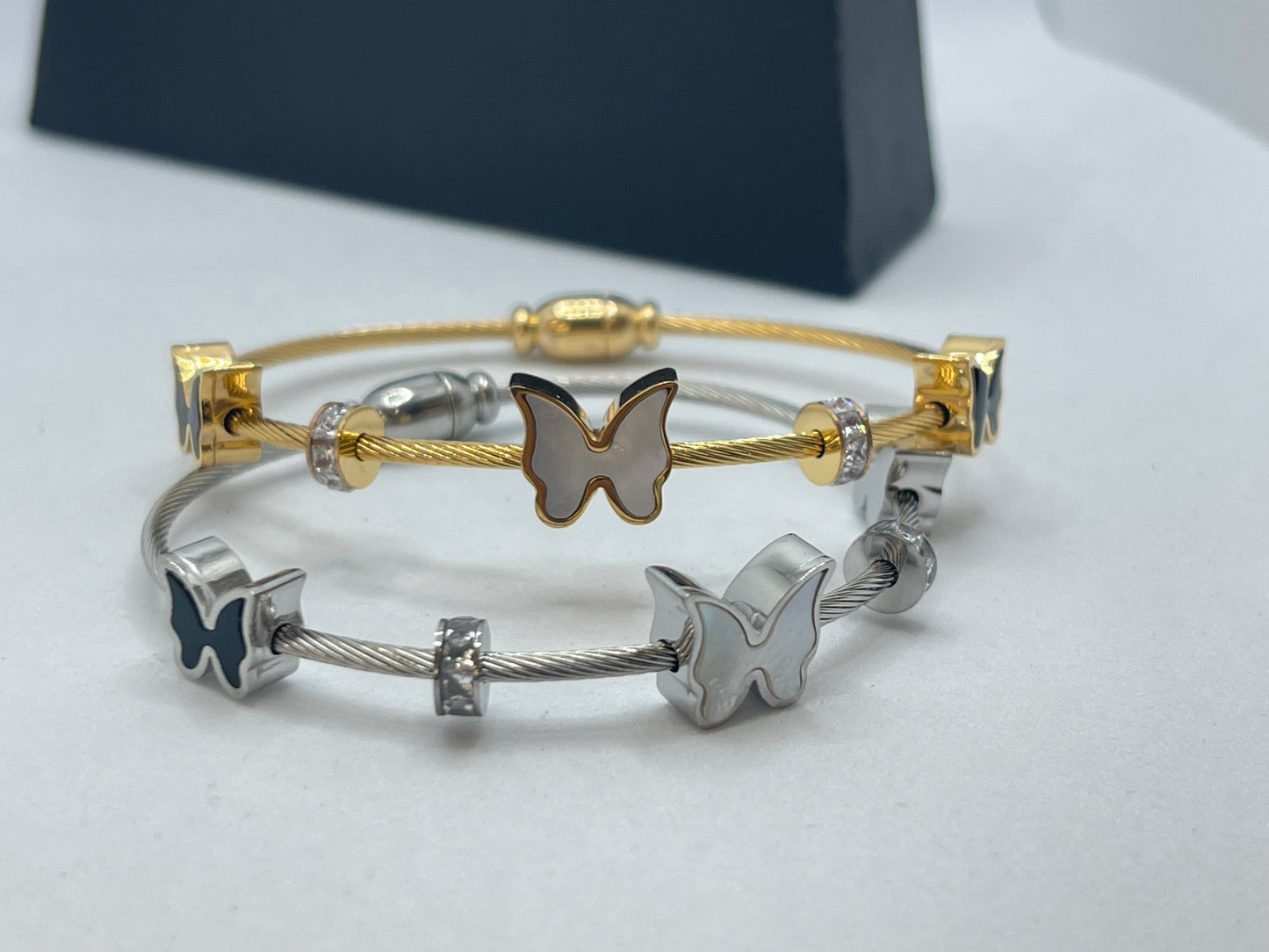 Wire magnet bangle charms