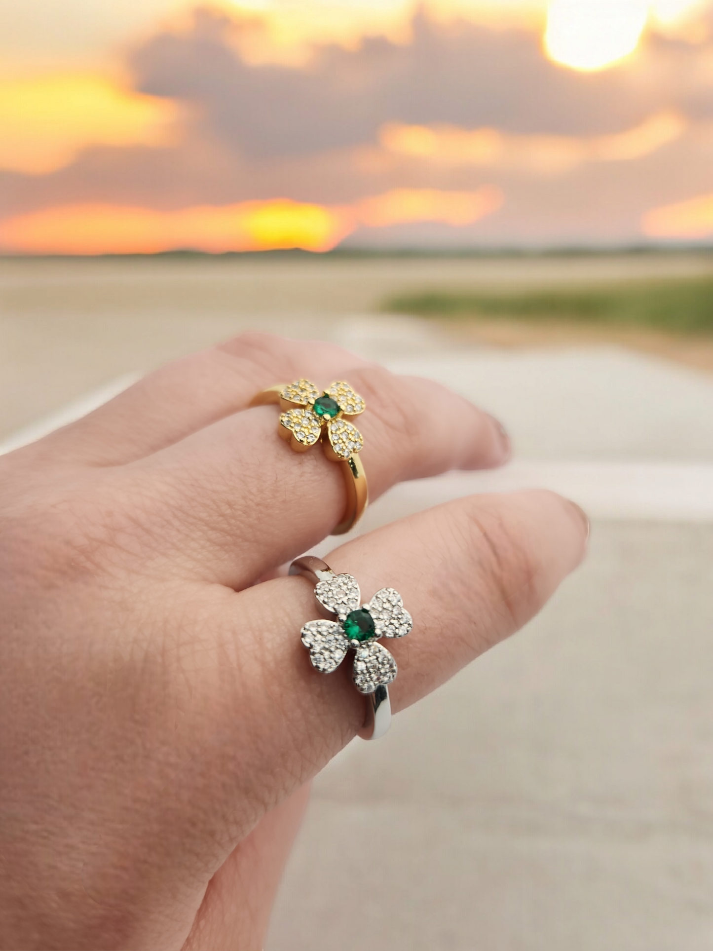 Trebol emeral pave adjustable Ring